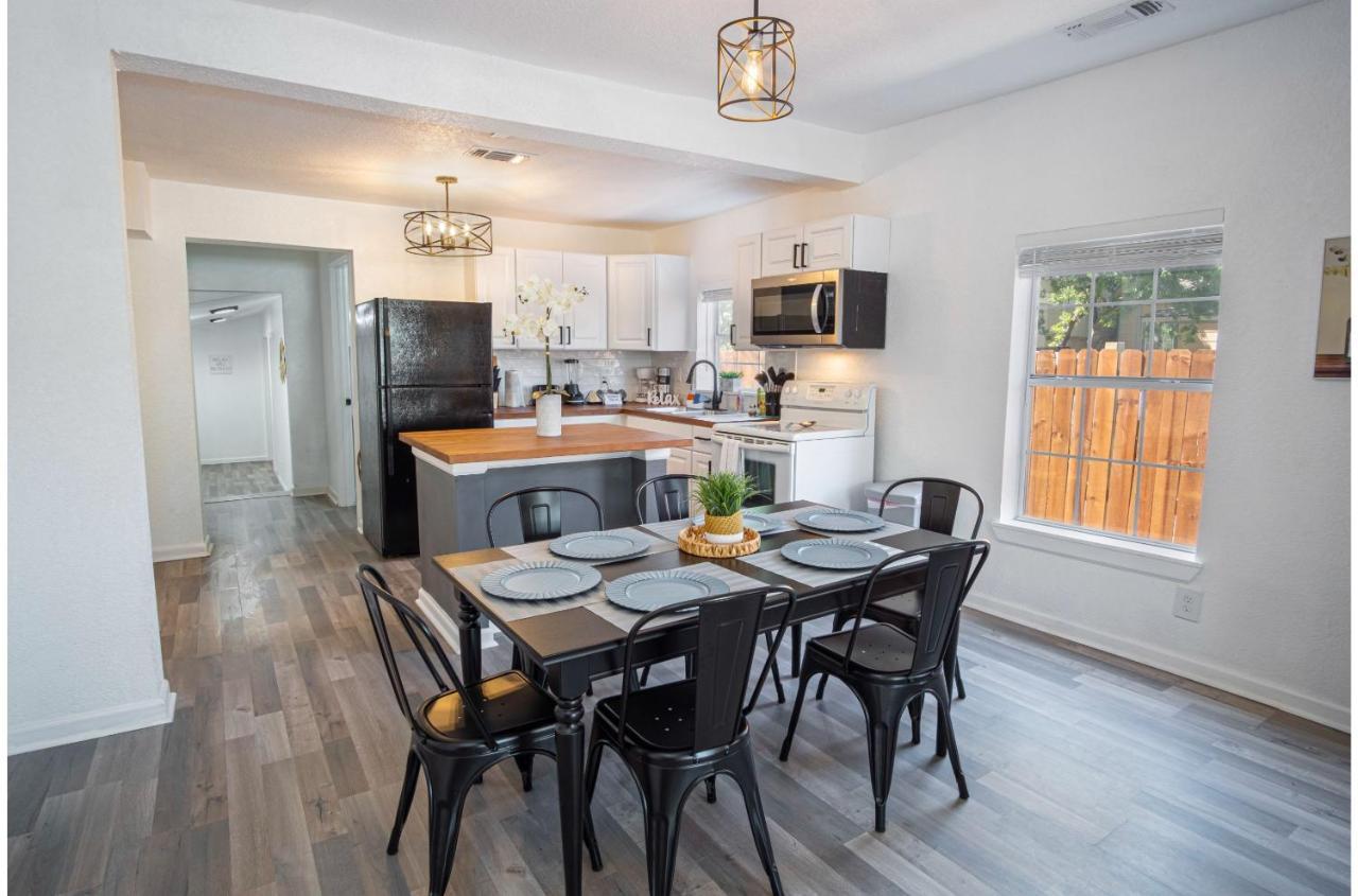 Charming 4Br2Ba Only 5 Mins Downtown Riverwalk サンアントニオ エクステリア 写真