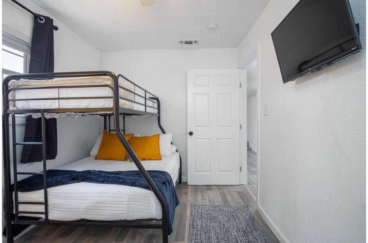 Charming 4Br2Ba Only 5 Mins Downtown Riverwalk サンアントニオ エクステリア 写真